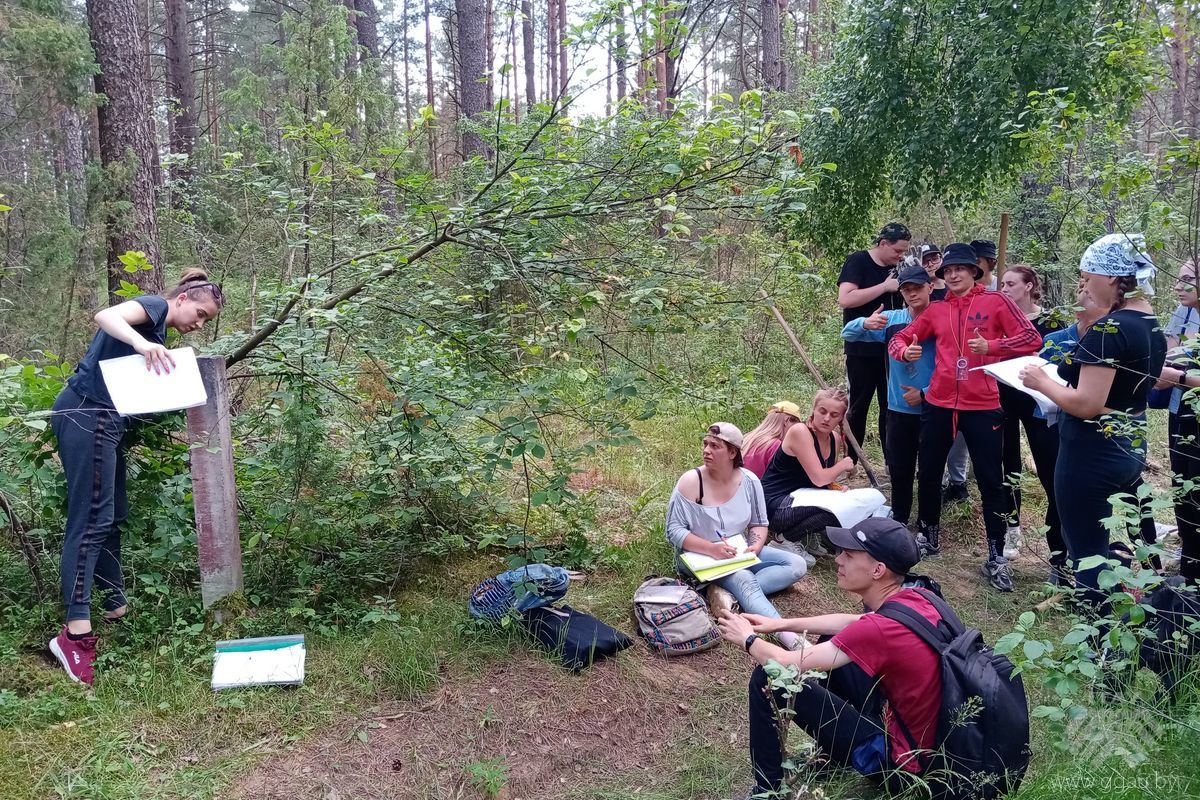 Перепривязка квартальной сети в лесу. Новую нумерацию столба группе диктует Юлия Карпович (1 звено)
