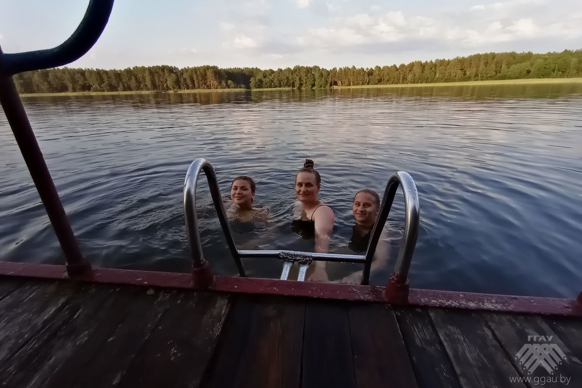 Три русалки: Наталья Бухта, Диана Шишко и Елена Канивец
