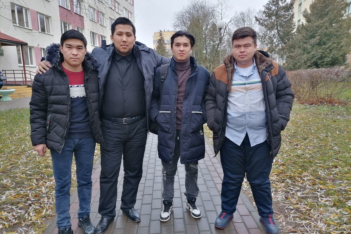 Возле своего общежития Мухридин, Абдулазиз, Аббос, Хумоюн