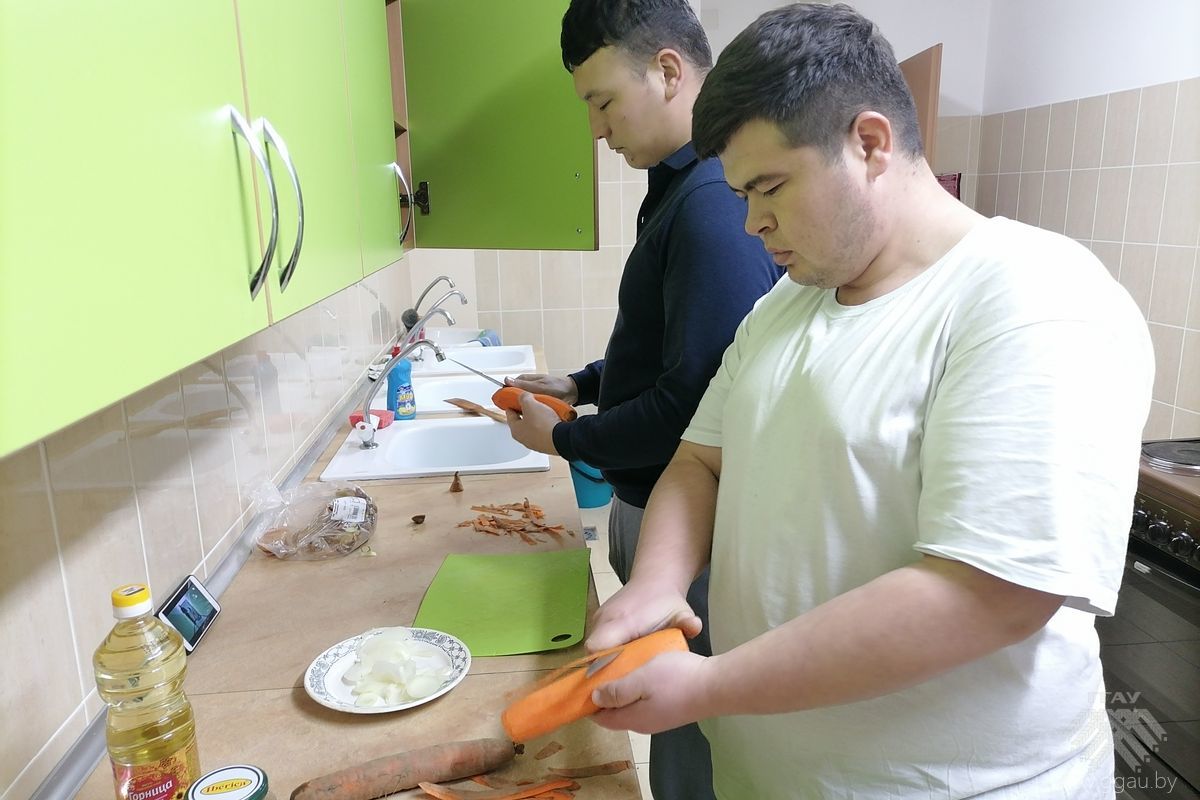 На кухне студенты приступили к приготовлению плова
