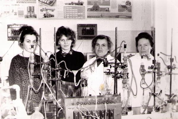 Лаборанты кафедры в лаборатории