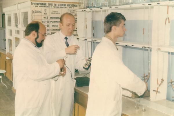 Доценты В.Н. Алексеев и В.В. Кислый со студентом в лаборатории