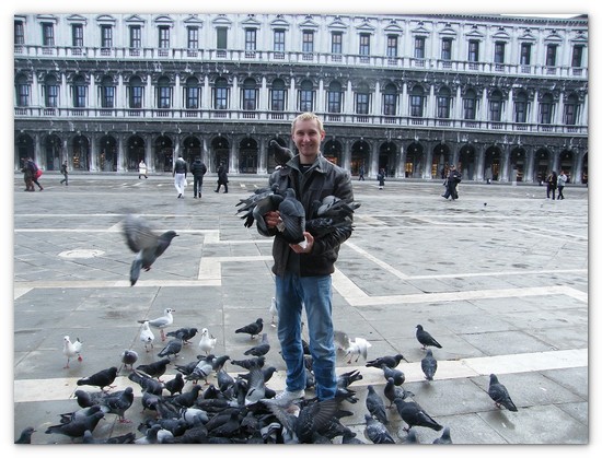 Я был рад покормить голубей на знаменитой площади Сан Марко и восхищаться венецианской лагуной 