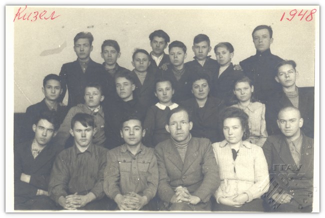 Аднакашнікі, з якімі Дзіна Склярэнка (заразАндрэева) заканчвала школу (на здымку яна ў самым цэнтры)