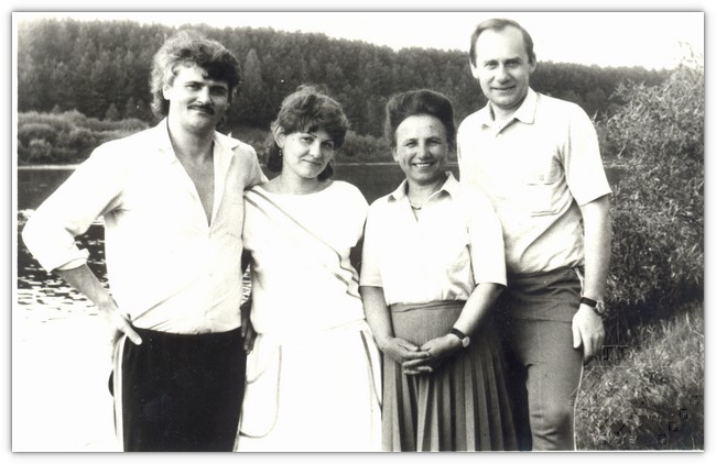 Над Нёманам (1989 год); справа налева Віталь Лапа, Дзіна Андрэева, жонка Віталя Ірына, Уладзімір Агеец