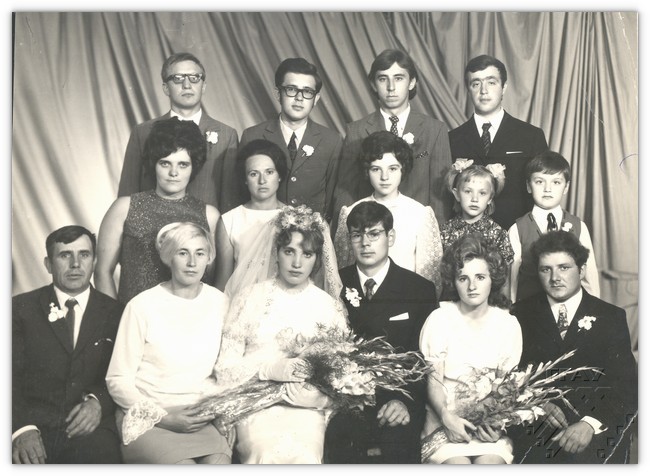Вскоре после окончания института – на свадьбе сестры Тадеуша Кондрусевича (стоит в третьем ряду слева), Михаил Авдеевич сидит в первом ряду справа