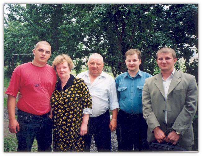 В кругу семьи 2006 год: младший сын Виктор (слева), жена Райса, Михаил Александрович Авдеевич, старший сын Александр и средний Николай