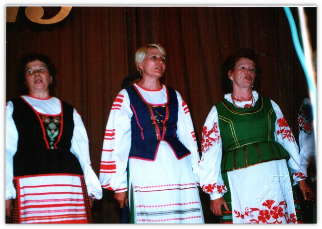 Канцэрт у гонар 45-годдзя ГСГІ: злева ад Алены Карпач Софія Навойчык, справа Дзіна Шуранава