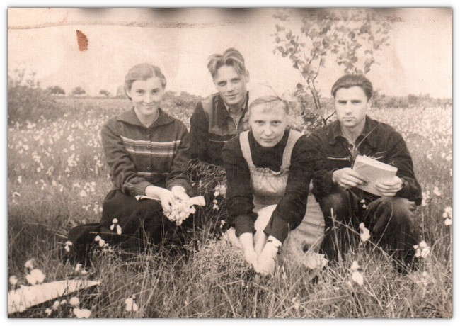 На практыцы па батаніцы: Жана Крыўчык, Мікалай Клімовіч, Алена Аблажэй (Карпач) і Васіль Кашуй (1959)