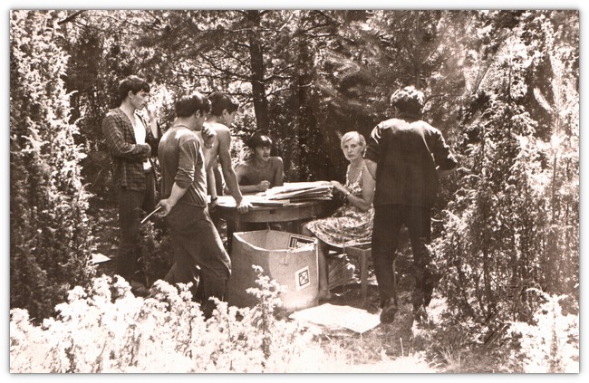 Алена Карпач у Зарыцы прымае гербарыі ў студэнтаў (1967 год) 