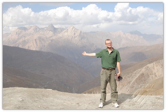 Былы выпускнік ЗІФа на фоне гор Кыргызстану