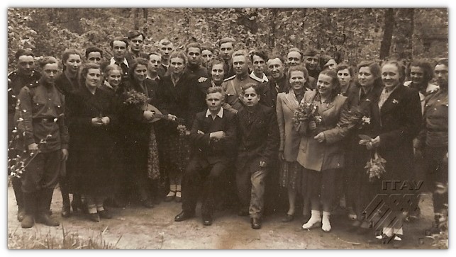 Члены драмкружка у шефов, 1954 г.