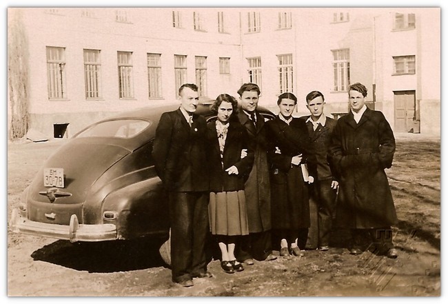 Одногруппники во дворе института,1957 г. 