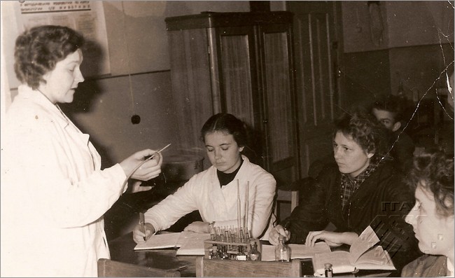 На лабораторных занятиях со студентами зооинженерного факультета, 1980 г.