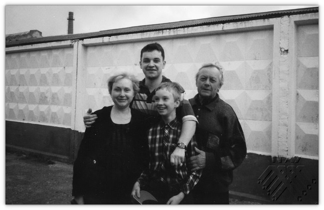 Иван Семенович Моть с дочерью и внуками, 2001 г. 
