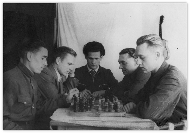 За игрой в шахматы Иван крайний слева