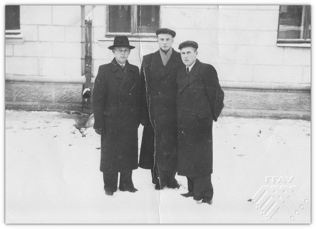Иван Семенович со студентами возле общежития на Парижской Коммуны, 1956 г.