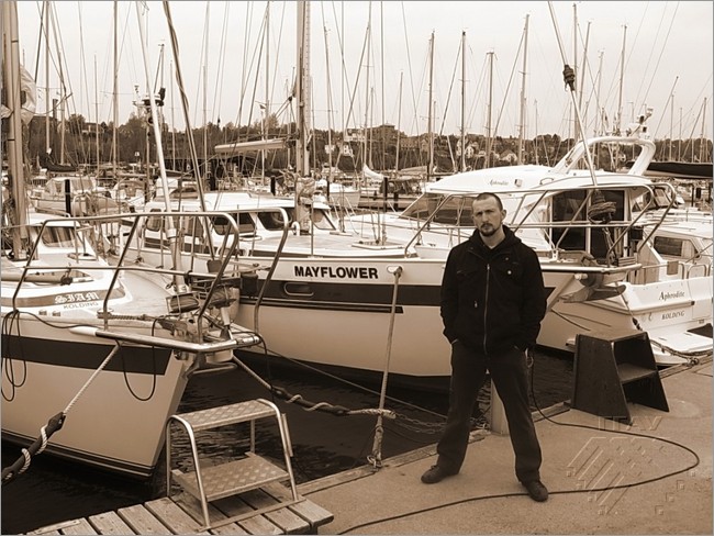 Аляксей Патапенка на фоне яхтавага клубу 
