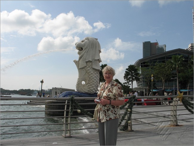 На фоне Мерліона – сімвала Сінгапура, 2007 год