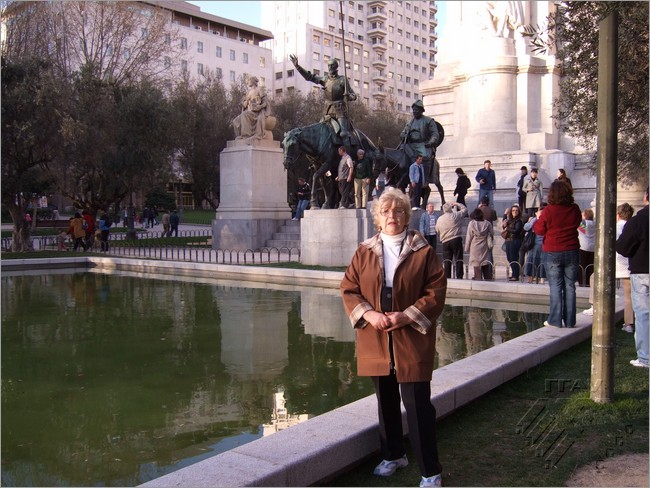 Мадрыд, на фоне скульптурнай кампазіцыі Дон-Кіхот і Санча Панса 