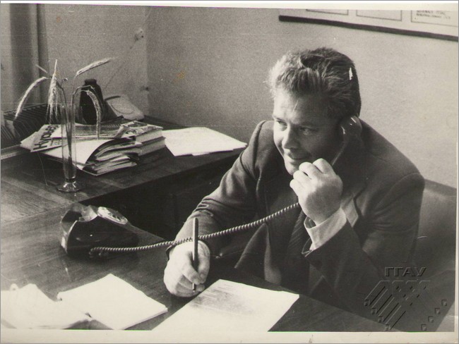 Николай Тимофеев в своем кабинете в НИИ защиты растений
