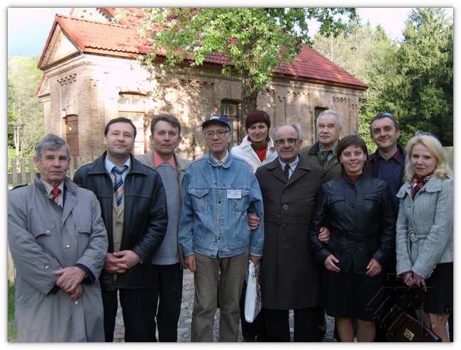 З удзельнікамі канферэнцыі на Аўгустоўскім канале; У.П.Верхась пяты справа (14.05.2009) 