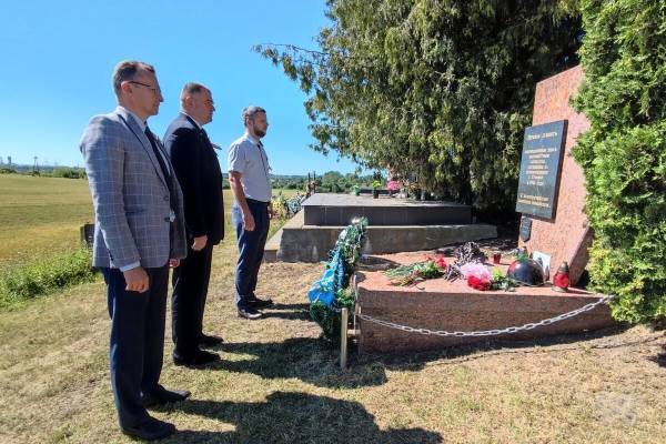 Участие в церемонии «народного возложения» цветов к месту захоронения жертв ВОВ