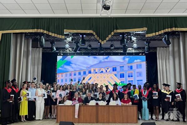 Вручение дипломов выпускникам