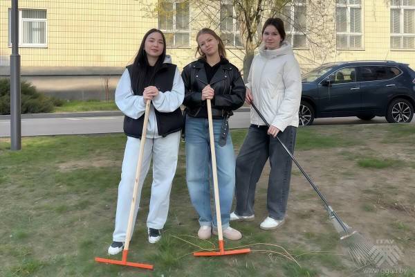 Студенты на страже чистоты: как молодежь приняла участие в уборке территории